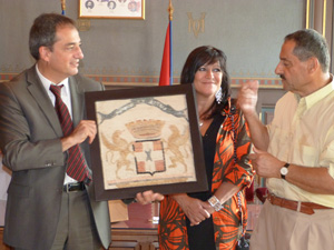 remise de la mosaique au maire par josèphe